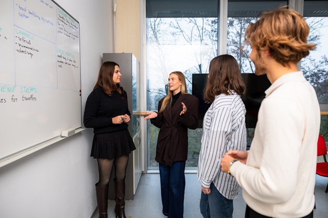 Studenti při konzultaci u whiteboardu